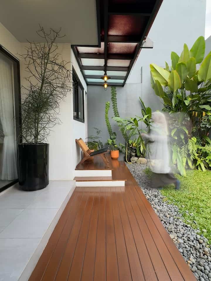 Paling sering ngabisin waktu diteras ini, sambil scroll, ngopi nyemil karena viewnya langsung taman daann biasanya sore sih

Jadi kalo sore udah teduh untuk area teras ini

#bumitimi #teras #teraskayu #terasconwood #conwood #deckingconwood #momendirumah #inspirasidekorasi #ruanganfavorit #tamantropis