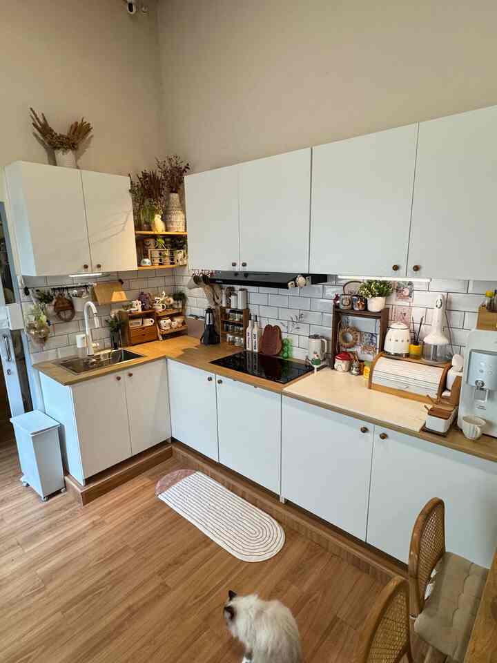 Material yang membuat nyaman di rumah menurut aku :
1. Lantai vinyl. Pas injek ga dingin, bersihinnya mudah dan ga cepet keliatan kotor.
2. Backsplash keramik mulia bevel : harganya murah, bisa dikreasikan sesuai keinginan dan selama pemakaian gampang dibersihkan. Kena minyak pun gpp ga bikin berkerak.
3. Kitchen sink bolvano 6045 : sizenya besar, ukuran kotak jadi seamless dan muat panci gede. Dibersihinnya juga gampang dan sudah stainless stell sus 304
4. Kompor tanam induksi : best desicion soalnya tiap abis masak jadi satset banget bersihinnya. Ga perlu sikat2 besi / burner kompor lagi. 

#InspirasiDekorasiRumah #RumahNyaman #InspirasiHomeStyling #kylehome #dapurikea #dapurminimalis #materialnyaman 