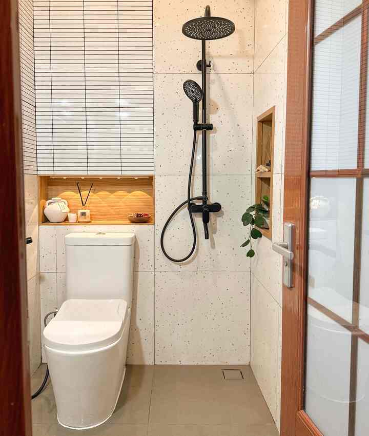 Material yang bikin ruangan jadi lebih nyaman 

1. Shower hitam model minimalis cocok sekali untuk kamar mandi yang kecil, warna hitam lebih mudah perawatannya
2. Granit terazzo ukuran 60x60, bikin kesan luas di kamar mandi yang sempit, nyaman karena minim terlihat kotor sebab gak banyak nat.
3. Closet tanpa lekukan, bikin kamar mandi yang sempit gak terkesan penuh dan tidak sulit saat membersihkannya. 
4. Meja lipat , space saving gak menuhin tempat saat tidak dipakai. 
5. Vinyl flooring , nyaman di kaki, hangat, kesan ruangan jadi lebih luas dan lebih aesthetic.
6. Karpet, tampilan ruangan jadi lebih cantik dan tentunya lebih nyaman 


#InspirasiDekorasiRumah #RumahNyaman #InspirasiHomeStyling

#DekorasiKamarMandi
#DekorasiKamarTidur
#DekorasiLivingRoom
#VinylFlooring
#KeramiKamarMandi
#CatDinding
#LivingRoom
#Bathroom
#BedRoom