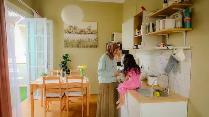 Moment favorit dirumah adalah setiap moment yang dihabiskan bersama keluarga, entah itu menonton bersama diliving room, bercengkrama sebelum tidur bersama anak anak dikamar, makan bersama dengan keluarga dan juga seperti moment di foto ini, masak bersama little me di dapur. Semuanya menjadi moment favorit ketika melaluinya bersama keluarga.

#Kitchensetminimalis #kitchensetikea #kitchensetjapandi #ikeaknoxhult #RuangMakanJapandi #MejaMakanJapandi #MomentDiRumah #InspirasiDekorasi #RuanganFavorit