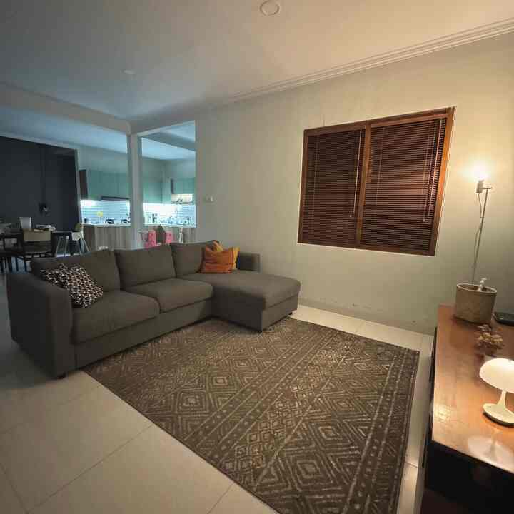 meskipun gak segaris tapi living room & kitchen ini berkonsep open space dan inilah vibesnya di malam hari 🏡🌃

ada pilar penghalang soon akan kami buat kitchen island disana 🙌🏻

#livingroom #openspacelivingroom #kitchendiningopenspace #sofa3seater #lampulantai #kitchenkabinet #RumahOpenSpace #RumahTanpaSekat #NightVibe