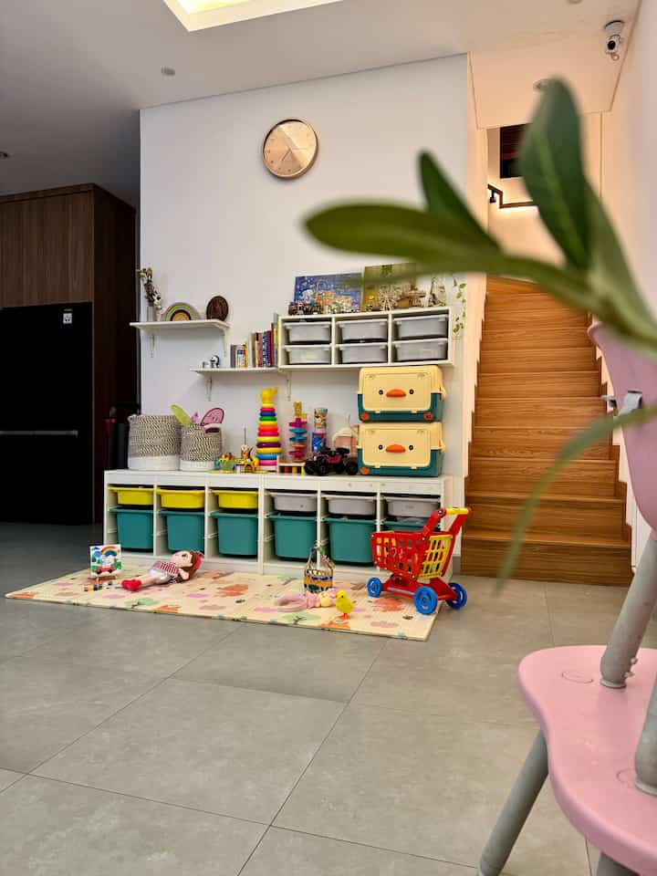 Sudut rumah yang paling sering dipakai untuk bermain anak adalah playspace ini. Playmat foldable kami pilih diletakkan disini untuk memastikan anak bermain dengan aman dan nyaman. Selain itu, trofast dari ikea juga kami pilih sebagai tempat penyimpanan mainan agar mudah dijangkau & model furniturenya pun ramah anak krn setiap sudut raknya tidak tajam.. anak jadi makin betah deh main disini ✨

#Rakpenyimpananmainan #Playmat #RumahRamahAnak #MaterialRamahAnak #FurniturRamahAnak
