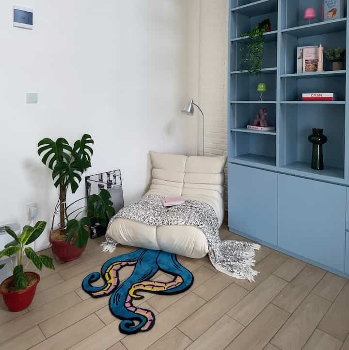 My reading corner! Tempat favo aku buat baca, laptopan, ngecas, dan bisa juga sambil nonton. PEWE BGT 🙌🏻 #RumahSeupil

Since the color coordination is blue and white, thus aku baru aja add on karpet kecil dengan design whimsical berwarna biru juga. But somehow, ga bikin monoton. Malah ngasih aksen tambahan biar ga kosong-kosong banget lantainya. Love it more now!

#MomenDiRumah #InspirasiDekorasi #RuanganFavorit #SofaPutih #TogoSofa #ReadingCorner #LivingRoom 