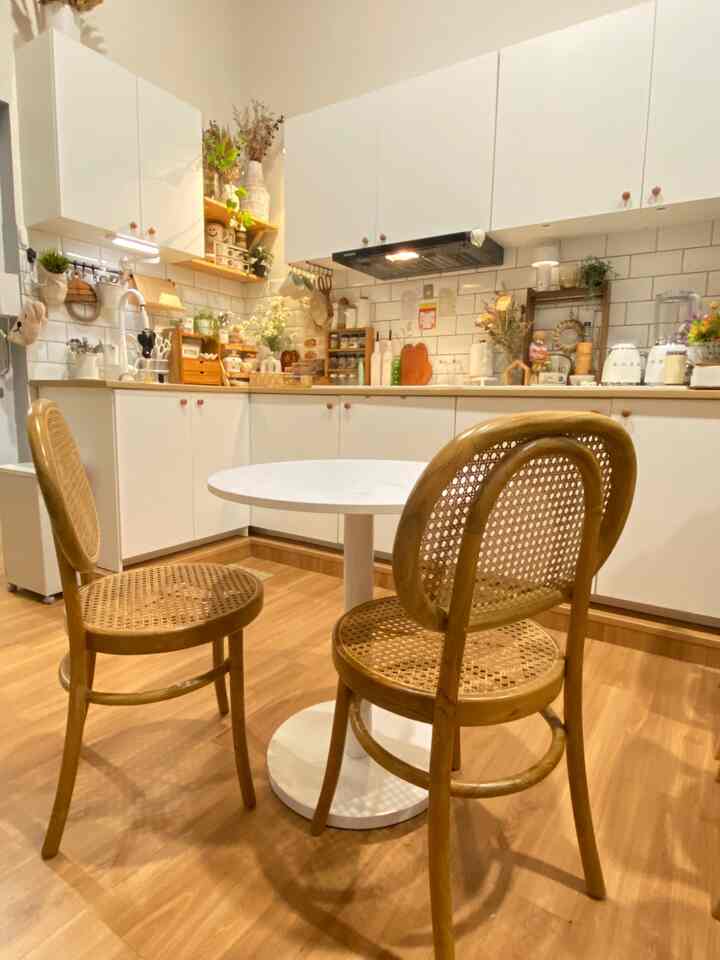 Momen favorit di rumah kebanyakan di area dapur. ngemil sambil netflixan. Area yang ga pernah sepi soalnya suka banget area sini.


 #MomenDiRumah
#InspirasiDekorasi
 #RuanganFavorit #kitchensetminimalis #dapurikea #kitchensetknoxhult #vinyl 