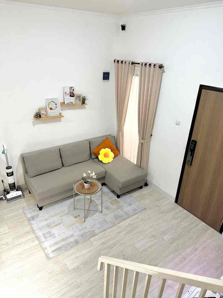 Furniture yang nyaman digunakan versi di rumahku adalah sofabed. Sofabed yang bisa digunakan sebagai kasur saat dibutuhkan ini cocok untuk rumah minimalis, selain itu bisa digunakan sebagai storage untuk menyimpan perlengkapan lainnya seperti stok selimut. 


#InspirasiDekorasiRumah 
#RumahNyaman 
#InspirasiHomeStyling
#vinyllantai
#pintuhpl
#catdinding 