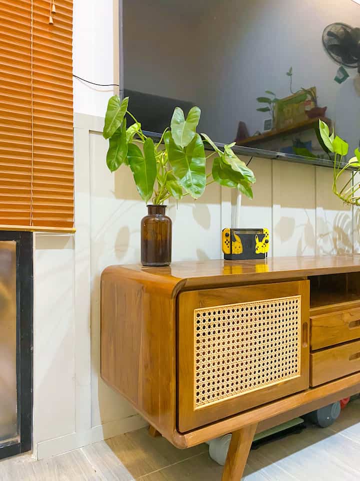 Ini adalah furnitur ramah anak versi kami, ada meja rounded dibawah tv, karna anak sering sekali ingin memanjat meja 😅
Ada pula selimut sofa, untuk melindungi dari kotor dan menambah estetika, dan juga boneka untuk menemani vibes anak bermain.
Beanbag yg dilapisi bantal besar, yg mana covernya saya jahit sendiri berlapis selimut, agar anak bisa lompat-lompat diatas beanbag.
Dan adapula rak buku, untuk meletakkan buku cerita anak dan juga mainannya.

#mejatv #sofaruangtamu #selimutsofa #beanbag #rakikea #ruangtamu #RumahRamahAnak #MaterialRamahAnak #FurniturRamahAnak