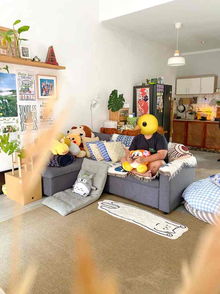 Ini adalah momen favorit kami, dimana kami bisa bersantai atau sekedar main game seperti foto diatas. Rumah yg terpenting adalah nyaman, apapun itu kegiatannya 🤍
#sofaruangtamu #kursilesehan #beanbag #lampuikea #karpetruangtamu #nintendo #MomenDiRumah #InspirasiDekorasi #RuanganFavorit