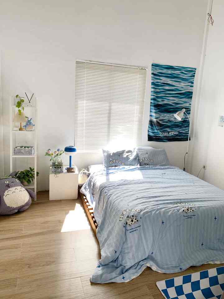 Child-friendly furniture that must be in my room is a wooden pallet as a substitute for a bed frame.
In addition to being low budget, it is also safe for children because it is not too high and reduces humidity on the mattress.
In addition, it also limits excessive furniture so that the room still looks spacious and not stuffy.
In this room there is also no closet, the aim is to keep the room neat and spacious

#children's room #spei #bedset #karpet #lamputidur #standingmirror #paletkasur #RumahRamahAnak #MaterialRamahAnak #FurnitureRamahAnak