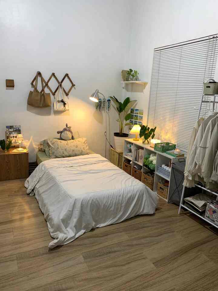 Momen favorit ketika ambience kamar seperti ini
Dan siap untuk netflixkan. 
Kali ini favoritnya suasana dimalam hari. Ini layout terbaru dan aku suka sama vibesnya.

#kamartidur #lantaikamar #lampukamar #lamputidur #raksekat #spreihijau #bedcover #MomenDiRumah #InspirasiDekorasi #RuanganFavorit