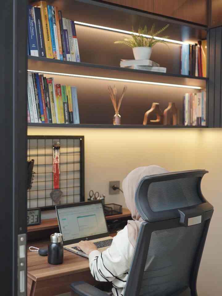 Refleksi dan me time pagi hari di ruang kerja ini dengan atmosfer yang nyaman dan pribadi.
Dengan pencahayaan yang tepat, kursi yang ergonomis, dan sentuhan personal seperti piagam atau tanaman, setiap jam di sini menjadi lebih menenangkan. Dalam kesibukan sehari-hari, menyisihkan waktu untuk diri sendiri di sudut favorit ini membantu menenangkan pikiran dan mengembalikan fokus. Entah itu dengan membaca buku inspiratif, sambil mendengarkan musik atau sekadar menikmati keheningan, setiap detik di sini adalah investasi untuk kesehatan mental. 📚✨

#RakBuku #RuangKerja #HomeOffice #OfficeCorner #IdeRuangKerja #MejaKerja #KodeHPL #DekorasiRuangKerja #MomenDiRumah #InspirasiDekorasi #RuanganFavorit