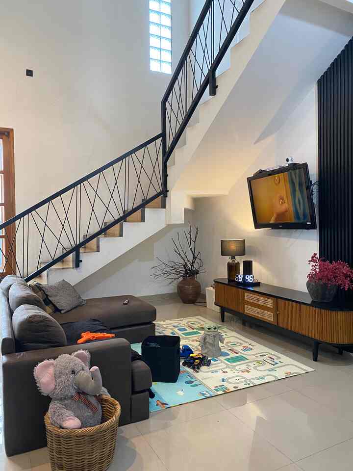 Furniture ramah anak

Ruang TV ini selalu dipakai tempat main anak selain kamar. Furniture dan barang2 yang digunakan seperti meja tv sudut tumpul , sofa, playmate dan box mainan kami pilih yang ramah anak. Tidak banyak barang yang kami pajang di ruangan ini

#playmate #boxmainan #mejatv #babyyoda #sofasudut #RumahRamahAnak #MaterialRamahAnak #FurniturRamahAnak