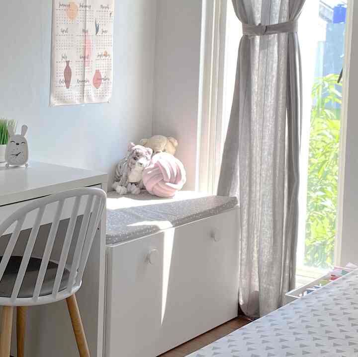 Pemilihan Bahan Furniture di rumah selain memikirkan fungsi dan estetika tentu saja tidak
Melupakan bahan yang digunakan aman atau tidak untuk anak-anak

Untuk kamar anak kami memilih Storage Bench dengan dudukan berbahan busa di bagian dalam sarung dudukannya agar empuk, selain berguna untuk menyimpan buku dan mainan, bisa juga di manfaatkan sebagai kursi untuk membaca buku, sarung dudukan nya juga bisa di lepas sepeti sprei sehingga bisa dicuci berkala 

Storage mainan juga yang berbahan plastik agar ringan dan tahan lama
Untuk dipan kami memilih berbahan besi, dikarenakan materialnya lebih kuat dan tahan lama

Selain pemilihan furniture kamar anak
Ruangan lain juga dipertimbangkan agar anak tetap nyaman dan terjaga keselamatannya, seperti step tangga yang diujung nya kami kasih plin dilapisi kertasive agar tidak tajam, serta ruang tv yang tidak terlalu banyak pernak pernik dan diberi  alas karpet agar anak lebih nyaman bermain ataupun nonton tv

#dipananak #bangkustorage #mejabelajaranak #rumahramahanak #materialramahanak #furnitureramahanak