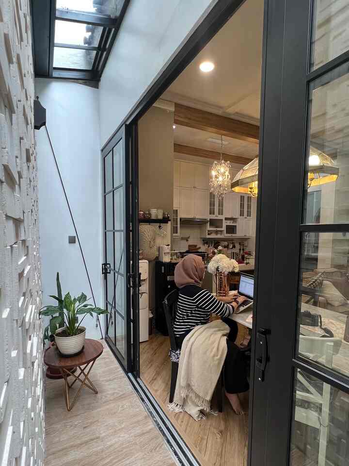 𝑴𝒚 𝑭𝒂𝒗𝒐𝒓𝒊𝒕𝒆 𝑴𝒐𝒎𝒆𝒏𝒕 
One of the many 𝙛𝒂𝙫𝒐𝙧𝒊𝙩𝒆 𝒎𝙤𝒎𝙚𝒏𝙩𝒔 in #rumahlimut that I want to share this time is working in the dining table area. When the task of preparing provisions for the husband, wife and children is complete. Usually I immediately 𝒘𝙤𝒓𝙠𝒐𝙪𝒕 for 1 hour, then open my laptop and 𝒔𝙤𝒓𝙩𝒊𝙣𝒈 𝒐𝙪𝒕 some work such as replying to emails, 𝙪𝒑𝙙𝒂𝙩𝒊𝙣𝒈 𝒅𝙤𝒎𝙚𝒔𝙩𝒊𝙘 𝙛𝒊𝙣𝒂𝙣𝒄𝙚 and make a 𝒊𝙣𝒗𝙤𝒊𝙘𝒆 that I have to send.

I prefer working at the dining table with the sliding door wide open so I can see the sky directly and feel like working in the open air even though this is actually a 𝙞𝒏𝙙𝒐𝙤𝒓 area. 
This 𝙨𝒌𝙮𝒍𝙞𝒈𝙝𝒕 roofed corridor area is only 1 meter wide, but it turns out that its impact is quite significant for the 𝙖𝒎𝙗𝒊𝙚𝒏𝙘𝒆 in this area, including: 
* As a source of natural light, thus reducing electricity usage. 
* 𝑴𝙤𝒐𝙙 𝙀𝒏𝙝𝒂𝙣𝒄𝙚𝒎𝙚𝒏𝙩: I feel that the exposure to sunlight that comes in increases my 𝙢𝒐𝙤𝒅, creates a more 𝙞𝒏𝙫𝒊𝙩𝒊𝙣𝒈 atmosphere and lifts my spirits. 
Even when it rains, the sound & raindrops create a romantic experience & view. 

I can sit and work for hours at this dining table, accompanied by warm tea or coffee & snacks. I'll share other favorite areas sometime! ☺️

#diningchairs
#kitcheninspiration
#diningroominspiration
#marblediningtables
#diningtables
#skylight
#workarea
#favoritemoment
#metime
#momendirumah
#decorationinspiration
#favoriteroom
#fuserglass
#royalalbertteacup
#aesthetictrays
#chessmotiftrays

