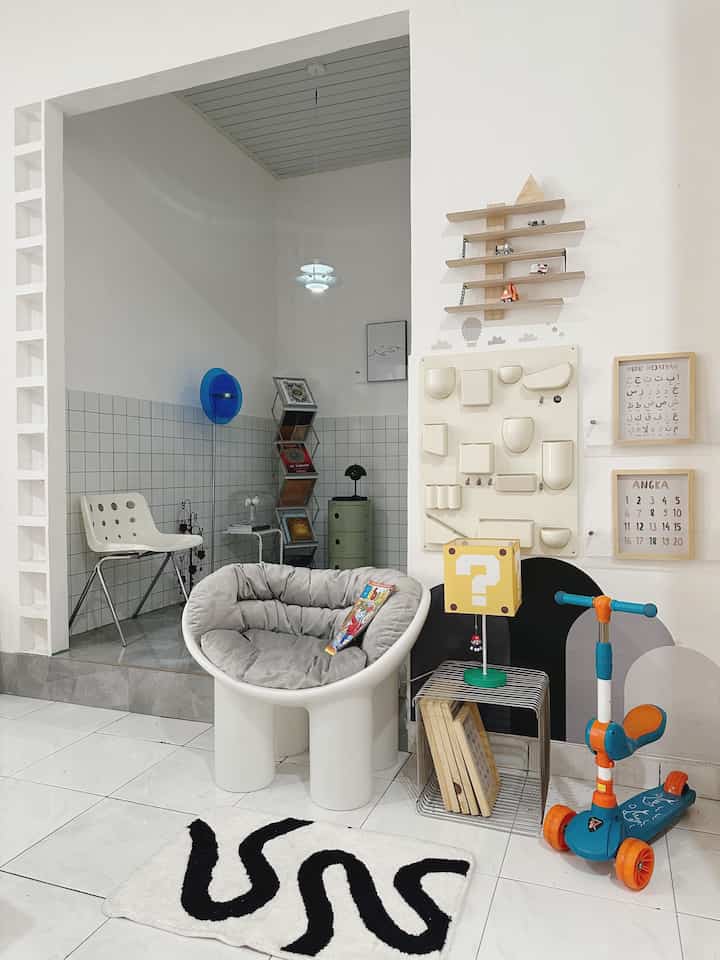 Spot Favorit Anak Di Rumah. 

Memanfaatkan space kecil untuk menata material dan furniture ramah anak pada salah satu dinding antara Mushola dan kamar tidur ini membuat anak betah belajar dan bermain. 

Berkonsep minimalis tetap memberikan kesempatan maksimal anak untuk berkreasi di rumah. Sentuhan ornamen lucu-lucu sehingga anak paham akan area yang mereka miliki. 

#MejaBelajarAnak #WallpaperEstetik #WallpaperDinding #WarnaCatRumah #RumahRamahAnak #MaterialRamahAnak #FurnitureRamahAnak #PosterEdukasiAnak #KesetEstetik #PocketDinding #AmbalanMainAnak #AmbalanPosterAnak #ummaHaus #UmmaArRayyan #Ohouseseason9