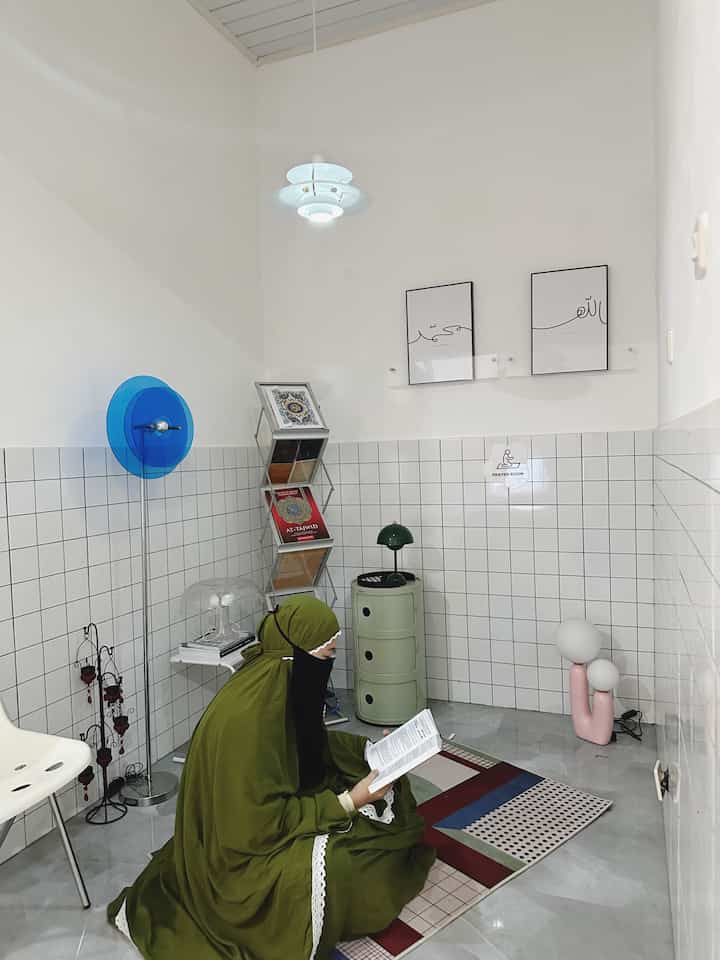 Spot Terfavorit Di Rumah ya disini… Musholla Rumah 💚

Untuk mewujudkan area 2,5 meter x 1,8 meter ini yang dulu adalah hanya ruang tidur kecil (sempat untuk gudang) dan direnovasi menjadi Mushola Rumah yang nyaman adalah impian saya. 

Di Musholla ini saya merasa me time secara rohani dan jasmani. Hening, khusyuk ibadah, santai membaca dan tenang untuk bermurojaah. Dan disinilah saya tidak terlalu terganggu dengan bocil dan kegiatan rutinitas rumah karena benar-benar mencari waktu bebas dari segala hiruk pikuk. Bisa merasa rileks dan santai. 

#MusholaRumah #MusholaRumahMinimalis #PlafonPVC #WarnaCatRumah #MomenDiRumah #InspirasiDekorasi #RuanganFavorit #PosterDinding #StandingLamp #RoasterDinding #KeramikLantai #KarpetLantai #LampuMeja #KursiEstetik #RakBuku #Nakas #LampuGantung #ummaHaus #UmmaArRayyan #Ohouseseason9
