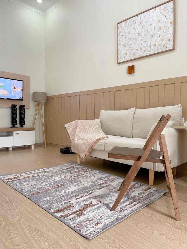 Material ramah anak dirumah : 

- Kursi lipat
Bisa dilipat dan dipindahkan bila tidak dipakai menghindari anak tersandung, membuat ruangan tidak sempit.

- Pengaman siku/pelindung sudut
Pengaman siku pada furniture supaya lebih aman melindungi anak yang sedang aktif terbentur sudut yang lancip. 

- Karpet anti slip
Penting supaya anak tidak terpleset saat menginjak karpet.

- Kasur anak tanpa divan (lesehan)
Mengurangi resiko terjatuh saat anak naik turun kasur.

- Sudut bermain dengan playmate
Permukaan playmate yang empuk mengurangi resiko terbentur saat jatuh dan membuat bermain jadi lebih nyaman. 

#RumahRamahAnak #MaterialRamahAnak #FurniturRamahAnak #CatTembok #KarpetAntiSlip #KursiLipat #Sofa 