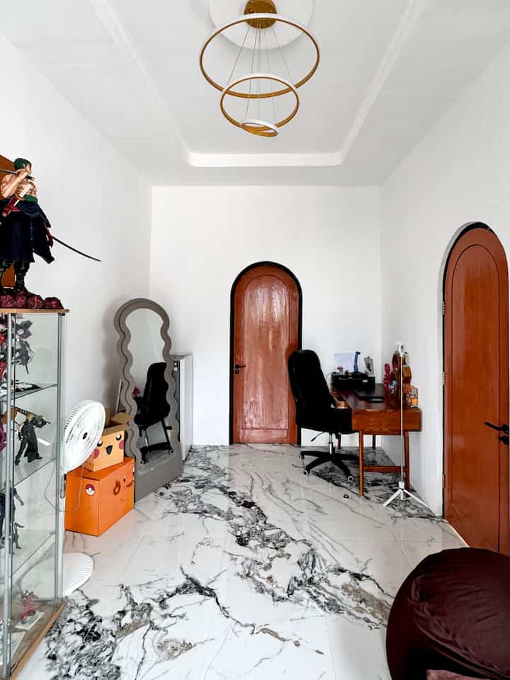 Momen favorite saat ada waktu luang, yaitu naik keatas keruangan ini. Ruang kerja sekaligus ruang bersantai, baik sendiri, bersama keluarga dan teman-teman.
Tidak begitu banyak barang, di meja hanya ada laptop printer dan sedikit pajangan. Di sampingnya ada cermin (berhubung suka bngt mirror selfie, jadi lumayan banyak punya cermin dirumah, dan cocok juga untuk jadi pajangan), kulkas 1 pintu untuk beberapa cemilan dan minunam.
Untuk #Granite menggunakan ukuran 60cmx120cm dengan motif yang menyatu di setiap bagiannya untuk kesan ruangan yang luas karena nat nya tidak besar✌🏼
#WarnaCatRumah
#Cat
#MomenDiRumah
#InspirasiDekorasi
#RuanganFavorite