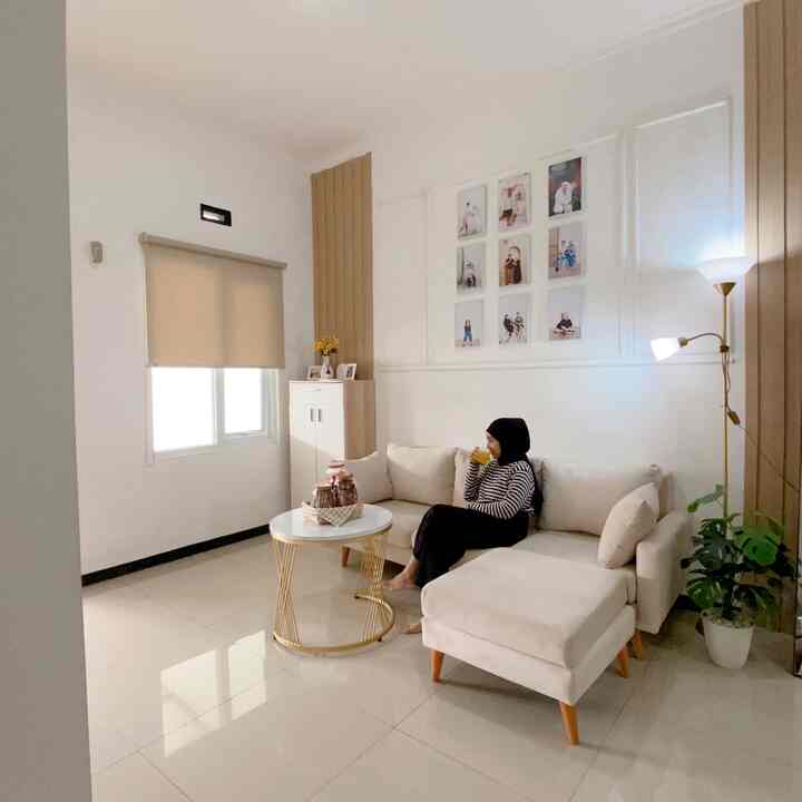 Menikmati me time di siang hari pada saat anak anak tidur siang ditemani  minuman dan cemilan adalah moment favorit! 
Dan di living room inilah, tempat favorit aku dirumah, duduk santai sambil mencari inspirasi✨🩵

#MomendiRumah
#RuanganFavorit
#SpotFavorit 
#LivingRoom
#HomeDecor
#InspirasiDekorasi