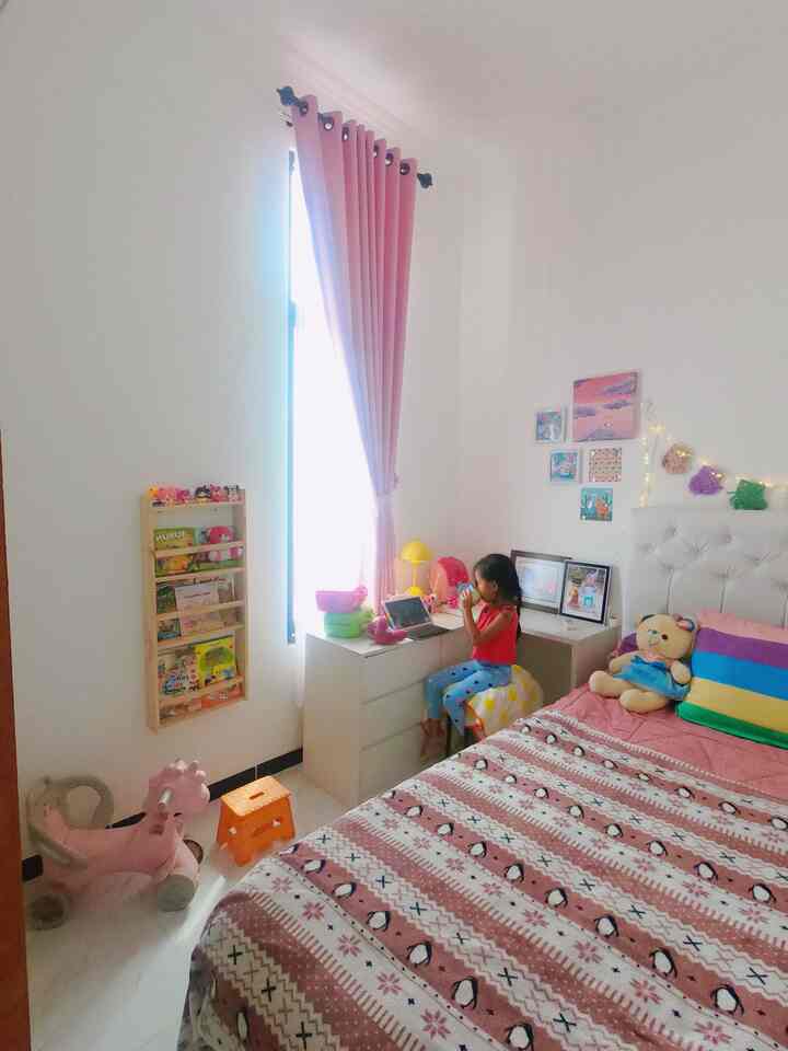 Kamar warna warni ramah anak ✨

Selain menjaga kebersihan dan kenyamanan kamar anak, tentu pemilihan perlengkapan material maupun dekorasi juga harus tetap di pertimbangkan dengan matang demi keselamatan. 

Sengaja kami memilih banyak mainan maupun storage toy dari bahan plastik, selain aman untuk anak bahan plasktik juga awet dan tahan lama. 

Selain itu kami juga menempatkan rak buku tempel di dinding dan juga tidak terlalu tinggi dengan pijakan berahan plastik serta karet agar anak dapat menjangkau buku dengan aman. 

#RumahRamahAnak #MaterialRamahAnak
#FurniturRamahAnak #Storageboxanak #StoragePlastik #KursiLipat #RakBukuKayu #MainanPlastik 
