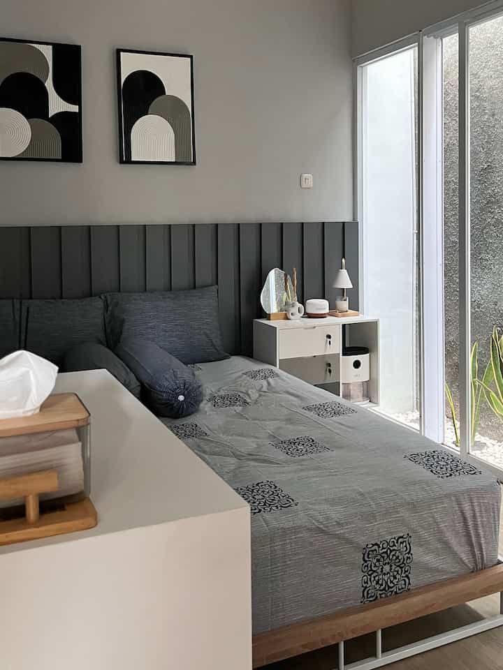 Quality time bersama pasangan di tempat tidur sebelum beristirahat. Saling bertukar cerita tentang kegiatan hari ini sembari nonton film & makan cemilan is another of happiness. 🩶

#MomentDiRumah #InspirasiDekorasi #RuanganFavorit #Wallpaneldinding #cat #warnacatrumah #lighting #lampuhias