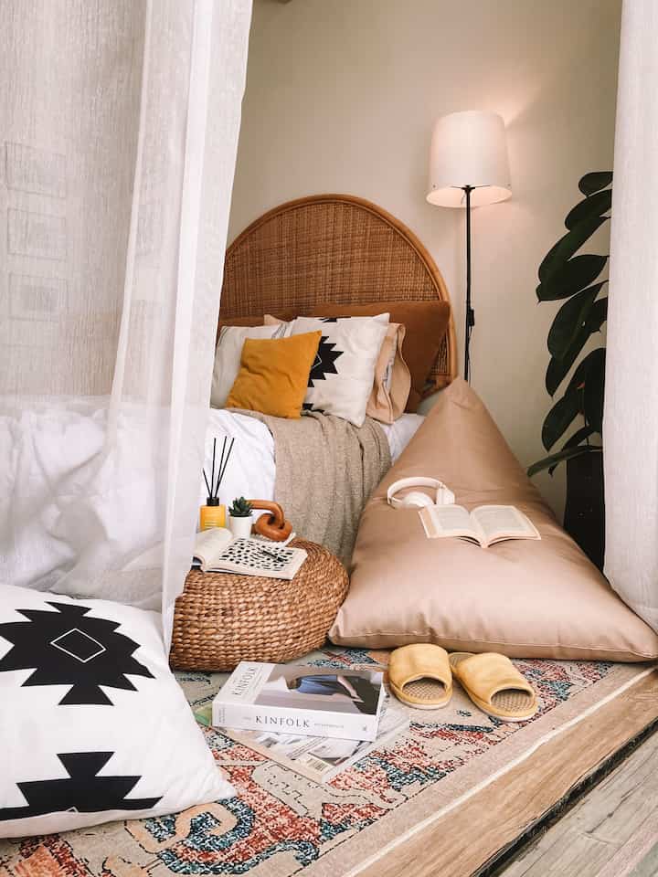 Momen Favorit di Sudut Nyaman Rumah

ada yang bilang, rumah bukan hanya tempat tinggal, tapi juga tempat menciptakan momen-momen berharga

buat aku, momen favorit selalu ada di kamar—duduk di bean bag dekat jendela yang menghadap balkon, menikmati angin sambil membaca buku favorit, atau scrolling media sosial 

kadang, kalau ingin suasana berbeda, aku pindah ke kursi kuning IKEA - POÄNG di dekat standing lamp IKEA - TRINDSNÖ yang memberikan pencahayaan lembut dan hangat

semua elemen di sudut ini dirancang supaya menciptakan kenyamanan

dekorasi dan tata ruang yang tepat ternyata bisa mengubah sudut kecil menjadi tempat spesial, tempat di mana setiap momen terasa lebih bermakna

#HeadboardRotan
#BeanBag
#Vitrase
#KarpetAbstrak
#MomenDiRumah
#InspirasiDekorasi
#RuanganFavorit