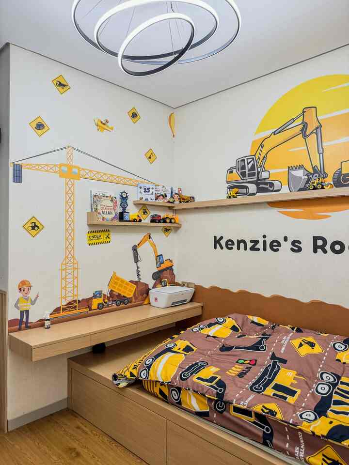 "Mau bikin si kecil betah di kamar? 😍 Yuk coba pilih material dan furniture ramah anak seperti ini! 🌟

✅ Wallpaper tematik - Motif konstruksi yang seru dan edukatif, bikin suasana kamar jadi lebih hidup.
✅ Dipan dari multiplek finish HPL - Material kuat, tahan lama, dan aman, sekaligus memberikan tampilan modern dan rapi.
✅ Lantai vinyl - Tekstur lembut, anti selip, dan mudah dibersihkan, bikin si kecil nyaman dan aman saat bermain.
✅ Rak gantung minimalis - Untuk menampilkan koleksi mainan favorit tanpa makan banyak tempat.
✅ Lampu dekorasi - Memberikan sentuhan elegan sekaligus pencahayaan lembut untuk suasana tidur yang nyaman.

Dengan kombinasi material dan desain ini, kamar si kecil nggak cuma jadi tempat istirahat, tapi juga ruang bermain yang aman dan menyenangkan! 🛠️🚧✨

#lampudinding #vynillantai #spreianak #hpltaco #rumahramahanak #materialramahanak #furniturramahanak