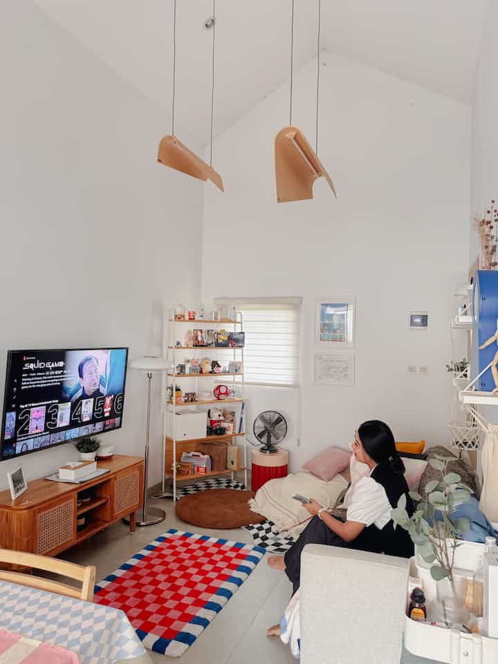 Favorite Moment at Home✨
Ruangan living room merupakan tempat favorit untuk melakukan berbagai aktivitas mulai dari menonton, bersantai sambil membaca buku ataupun bekerja.
Elemen interior yang bikin ruangan semakin nyaman untuk beraktivitas sehari-hari adalah penataan furniture yang ergonomis, berbagai jenis elemen tekstil dengan tone warna colorful dan berbagai jenis lighting.
#MomenDirumah #InspirasiDekorasi #RuanganFavorit #MejaSamping #RakPajangan #CredenzaTV #LivingRoomInspo #LivingRoomStyling 