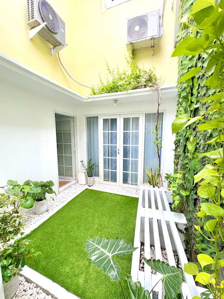 🌸 Me Time di Backyard 🌸

Sebelum punya rumah, pengeeenn banget punya backyard biar bisa bengong-bengong lihat tanaman sambil berjemur tapi gak perlu ketemu tetangga lewat, wkwkwkw 😂
Akhirnya kesampaian, punya backyard yang gak seberapa luasnya ini tapi selalu bisa jadi tempat me time tiap saat.
Paling enak tuh duduk bengong di sini sore hari, atau main sama anak-anak di pagi hari sambil ngajak mereka berjemur, sekalian bisa melatih motorik anak bayik karena jalan di atas rumput sintetis dan mainan batu.
Dekorasinya sengaja tidak terlalu ramai, supaya tidak jadi sumpek, hanya ada rumput sintetis dan kursi taman cor dengan kayu yang akhirnya dicat putih.
Tanaman di sini sebagian ditanam di dalam pot, sebagian lagi ditanam di tanah dan merambat ke tembok.
Untuk area tembok lantai 2 masih menggunakan cat kuning lemon seperti pertama dibangun, karena warnanya membuat taman ini terlihat lebih hidup dan ceria. Sementara di bagian bawah diganti full white supaya lebih clean.
Backyard yang luasnya cuma 2,5mx2,5m ini sudah lumayan cukup menjadi tempat yang nyaman untuk kami sekeluarga ✨

#Backyard
#BackyardInspo
#BackyardDecoration
#Garden
#MiniGarden
#KursiKayu
#KursiTaman
#PotTeracota
#PotTerazzo
#Tanaman
#TanamanDollarRambat
#MomenDiRumah
#InspirasiDekorasi
#RuanganFavorit

