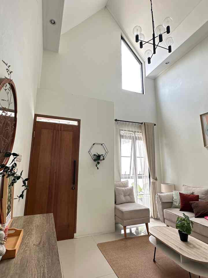 Tempat fav di rumahku jatuh kepada... ruang tamu😆 alasannya karna ruang tamu adalah ruangan yang paling sering rapi, jadi enak banget buat me time. Apalagi kalo subuh subuh, hirup udara segerr lewat jendela yang langsung menghadap ke taman. Area ini juga paling sering dijadikan tempat ngonten, karna pencahayaannya yang bagus tentunya.

#ruangtamu #lantaigranit #rumahscandinavian #momendirumah #inspirasidekorasi #ruanganfavorit #sofaminimalis #pintukayu #jendelasegitiga #atapsegitiga #highceiling #coffeetable #vasbunga #karpetpolos #walldecor #inspirasidekor