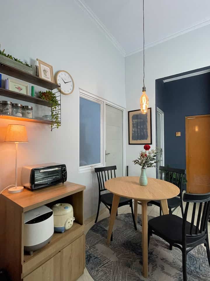 Tempat paling cozy di rumah: dining room di malam hari ✨”
Sudut kecil ini selalu terasa istimewa, apalagi saat malam tiba. Dengan cahaya hangat dari lampu gantung dan suasana tenang, dining room jadi tempat favoritku untuk menikmati waktu setelah hari yang panjang. Kadang ditemani secangkir teh, kadang hanya menikmati hening sambil memandang dekorasi sederhana yang bikin hati hangat.

Karena di ruang kecil seperti ini, cerita-cerita besar sering tercipta. Kalau kamu gimana?
#MomenDiRumah
#InspirasiDekorasi
#RuanganFavorit
#WarnaCatRumah
#FurniturKayu
#DiningRoomStyling
#IndustrialMinimalis

