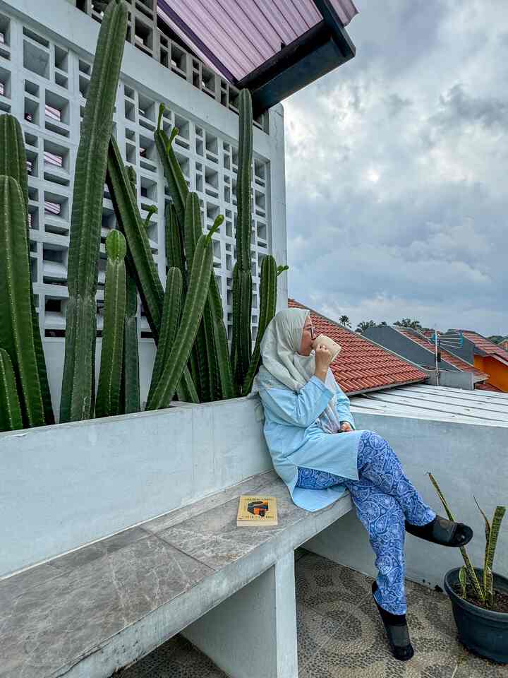 sebagai IRT yg kebanyakan waktunya dihabiskan dengan mengurus paksu,anak2 dan rumah, maka momen fav ibok justru di saat bisa me time sederhana. semisal sore ini, saat urusan domestik selesai, anak2 pun menikmati waktu rehatnya di kamar masing2, ibok memilih naik sejenak ke teras atap sekedar mengunjungi kaktus2 yg makin subur dan ternyata sedang berbunga 😍 tidak lupa ditemani segelas minuman hangat dan bacaan ringan. 
karena sudah mulai masuk musim hujan rupanya bunga2 bougenville sudah mulai rontok. biasanya ketika cuaca panas mereka bertumbuh mempercantik teras atap mungil ini 🌺

kalau tetangga kapan dan dimana momen fav kalian di rumah?...


#Cat #WarnaCatRumah #DindingRoster #AtapTransparan #Atappolycarbonate #Rooftop
#Gardening #UrbanGardening
#MomenDiRumah
#InspirasiDekorasi
#RuanganFavorit
