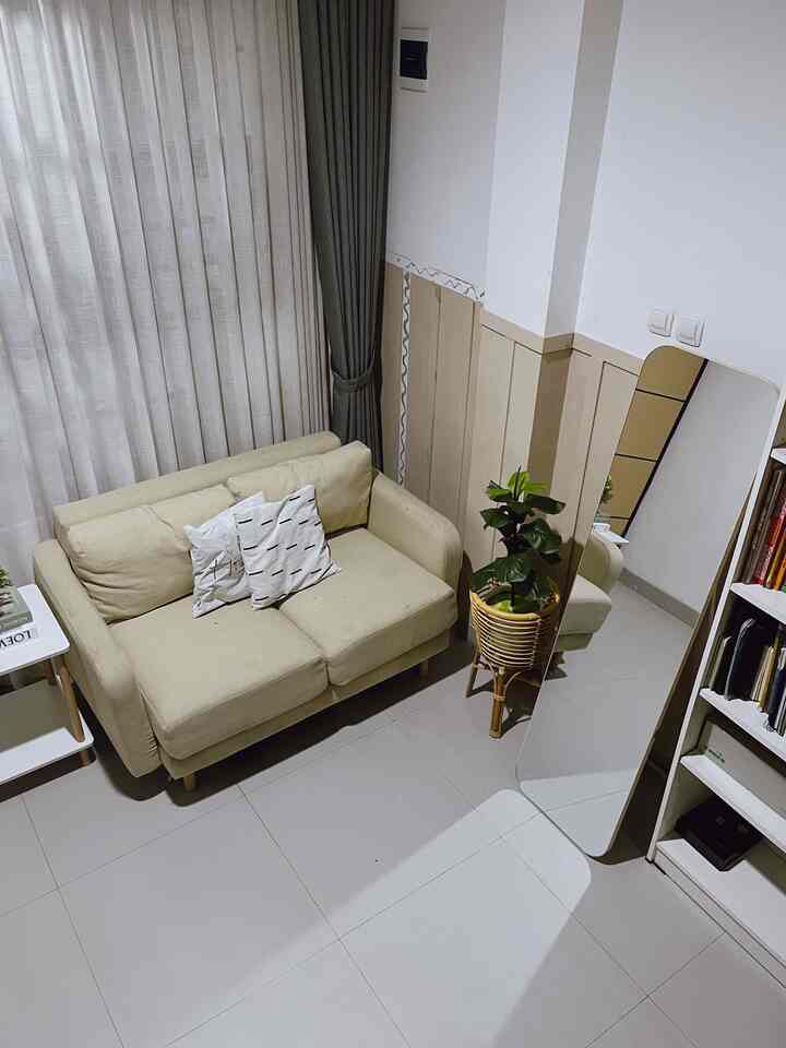 Material ramah anak yg ada di living room kami ini ada beberapa. Seperti meja, sofa standing mirror yg ujungnya tumpul. Jadi aman ketika anak2 bermain di ruangan ini. 
Untuk rak buku , kami juga menggunakan yg terbuka untuk memudahkan anak2 mengambil buku.

#rumahramahanak #materialramahanak #furniturramahanak #rumahminimalis #rumahsederhana #livingroom #Cat #rumahdalamgang