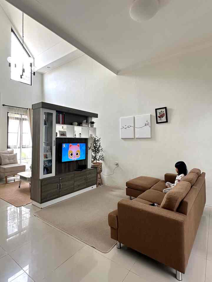Rumah ramah anak👧🏻
Ini dia beberapa cara aku dan suami untuk menciptakan rumah ramah anak:
1. Menggunakan cat dinding khusus
Kami menggunakan cat dinding "easy wash" sehingga membuat anak lebih mudah mengeksplor rumah sebagai area bermain. Karena cat dinding ini mudah dibersihkan cukup dengan menggunakan sabun dan spons, jadi tidak perlu mencat ulang ruangan.
2. Menggunakan meja tamu berbentuk oval
Kami sengaja memilih meja ruang tamu berbentuk oval agar tidak melukai jika terkena ujung meja.
3. Tidak menggunakan meja di area bermain anak
Di area ruang tv, kami sengaja tidak menggunakan meja agar anak lebih leluasa saat bermain.
4. Menggunakan karpet yang lebar dan antislip
Karpet yang lebar dan anti slip membuat anak nyaman saat bermain karena karpet tidak mudah bergeser.
5. Memisahkan ruang tamu dan ruang keluarga
Ini juga menjadi salah satu trik agar ruang keluarga tetap menjadi tempat yang menyenangkan, dibuat seberantakan apapun tidak apa-apa. Sehingga saat ada tamu, tidak mengganggu anak yang sedang bermain ataupun sebaliknya.

#rumahramahanak #kidsroom #materialramahanak #furniturramahanak #sofanyaman #lantaigranit #ruangtv #ruangtamu #karpetantislip #backdroptv #walldecor #artificialplant
