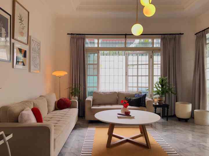 Buat aku yang belum punya anak tapi cukup sering di kunjungi teman atau keluarga yang punya anak kecil, rumahku bisa dibilang kids friendly. Sebagai contoh semua meja atau pun side table memiliki ujung yang tidak tajam. Malah kebanyakan bulat, curved corners, oval dan lain- lain. Jadi cukup aman untuk menghindari anak kecil terbentur. Sofa pun tidak ada yang terbuat dari kayu jadi cukup nyaman untuk anak-anak sampai orang tua.

#sofaminimalis #rumahramahanak #materialramahanak #furniturramahanak #homestyling #ikeahome #openspacenome