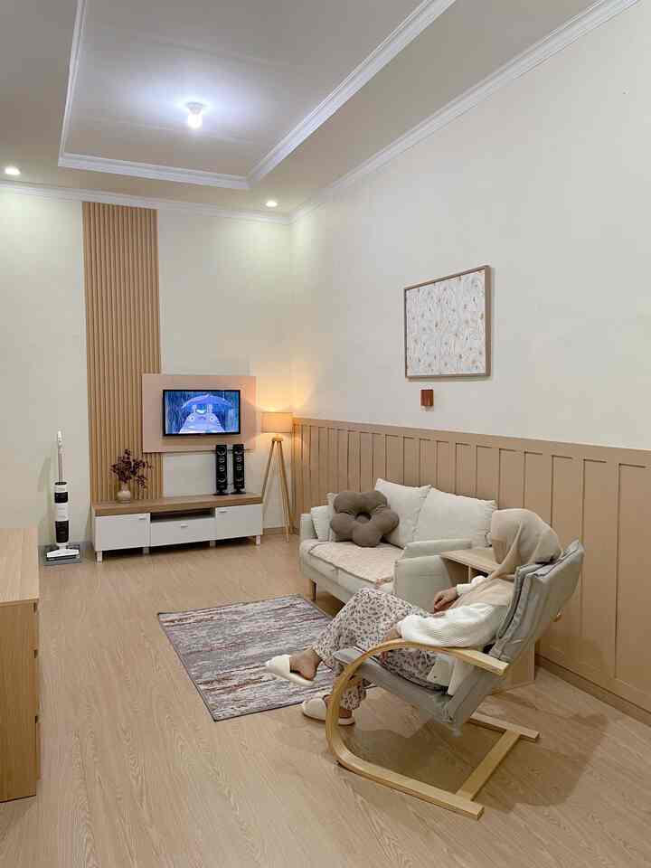 Momen favorit dirumah adalah ketika malam hari bersantai di ruang keluarga. Menonton film kesukaan atau mengobrol bersama keluarga. Ruang Keluarga masih menjadi tempat favorit kita untuk bersantai bersama disini 🤎

#MomenDiRumah #InspirasiDekorasi #RuanganFavorit #RuangKeluarga #VinylPlank #KursiSantai #WallPanel #WallDecor
