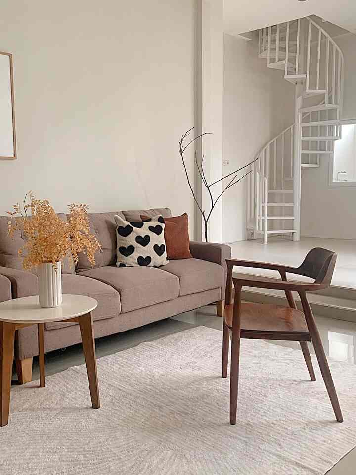 Beberapa barang yang materialnya ramah anak dirumah kami.
1. Memasang karpet anti slip di ruang tamu agar saat berlarian anak tidak terpeleset.
2. Menggunakan meja makan yang sudut mejanya tumpul agar tetap aman untuk anak.
3. Di area dapur dan ruang makan kami menggunakan konsep open space agar ruangan terkesan lebih luas dan anak bebas bergerak atau berlarian.
4. Banyak menggunakan barang - barang seperti lemari ataupun dekorasi yang terbuat dari material plastik yang aman untuk anak.
#RumahRamahAnak
#MaterialRamahAnak
#FurniturRamahAnak