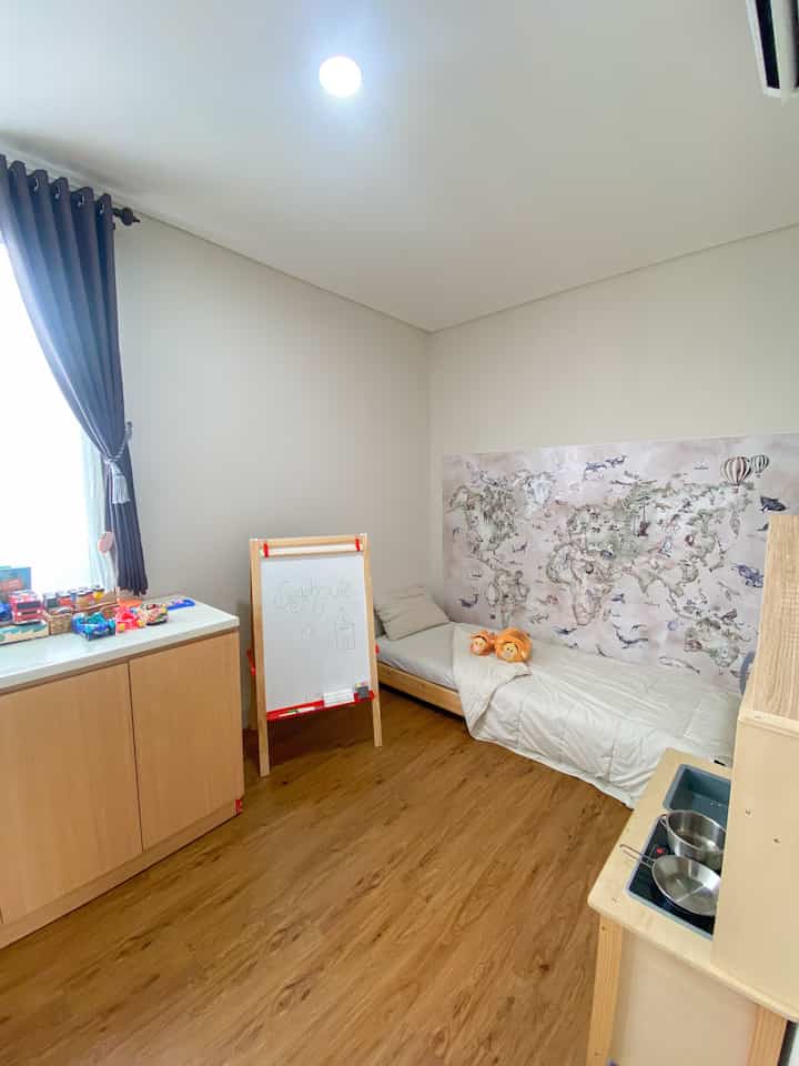 This is a children's room area where all the products are very child-friendly, we fill everything according to the space needs and interests of our children at home

The room area which is also a place for children to be creative and a place for our children to play. So the furniture and equipment in this children's room area are indeed used very functionally

Does not fill the room and provides more space so that our children can still move freely when they are in the room

#whiteboard
#woodenkitchen
#children'sbed
#children'sfriendlyhouse
#children'sfriendlymaterial
#children'sfriendlyfurniture
#segehouse
