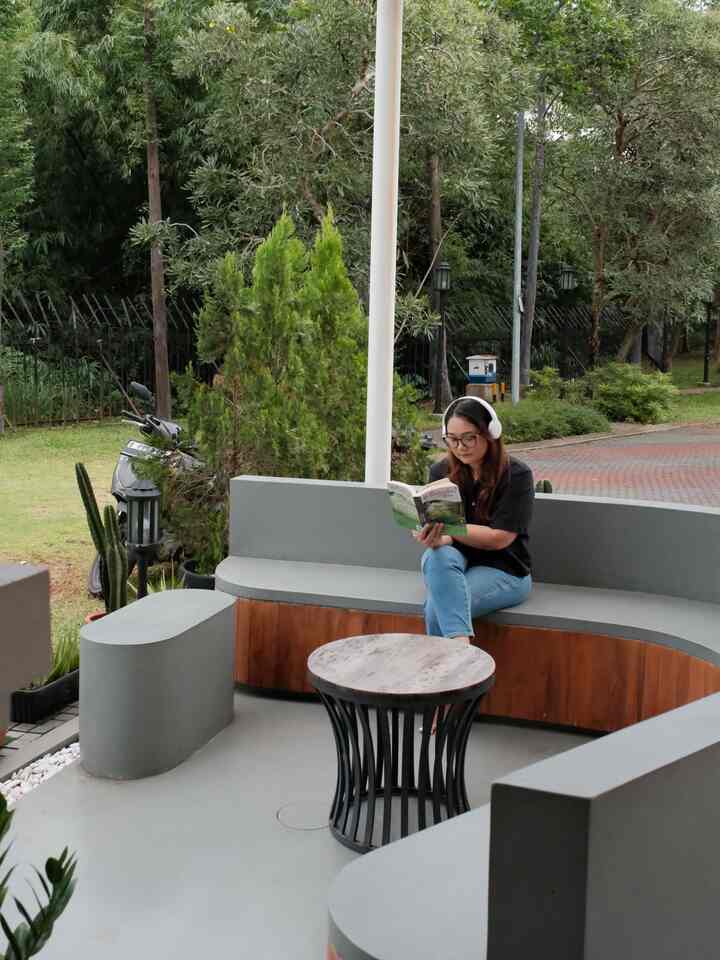 Sore hari bersama angin sepoi-sepoi dengan bacaan buku favorite adalah cara terbaik ku melepas penat di patio ini.

Dimana spot fav kalian untuk melepas penat?

#MomenDiRumah #InspirasiDekorasi #RuanganFavorit #propancat #patiorumah #terasrumah #metimedirumah #spotfavoritrumah 