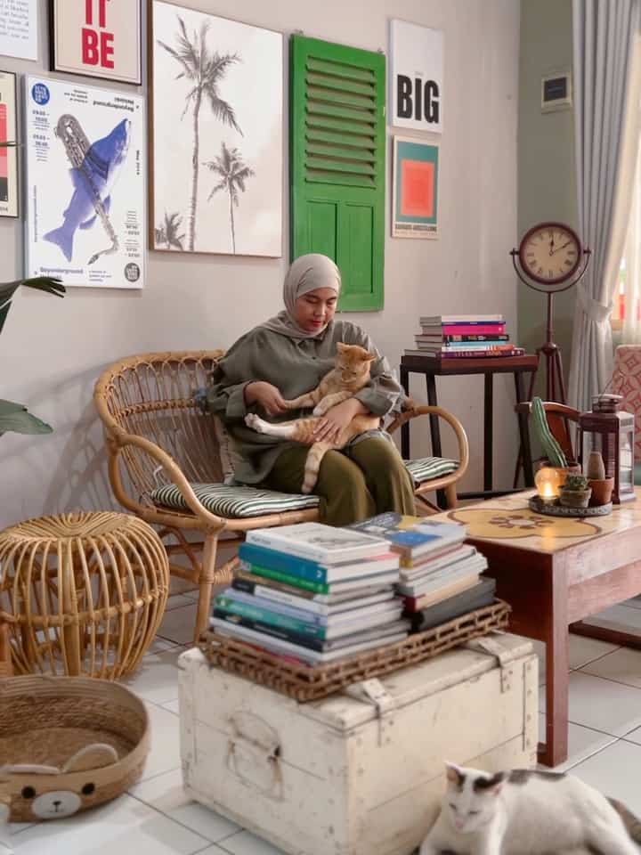 Ruangan yang paling bisa bikin aq rileks dan me time ⏰. Nyantai sambil baca  buku, juga elus2 🐈 anabul.

Ruang tamu ini juga ideal buat me time karna dekat jendela, dan cahaya matahari yg masuk ke ruangan intensitasnya sedang. Ditambah furniture & home accessories yang santai, jadul, bikin makin cozy … vibes di ruangan ini.

#lampuled #lampulilin #kasurkucing #walldecor #cushioncover #kursirotan #mejategel #momendirumah #inspirasidekorasi #ruanganfavorit