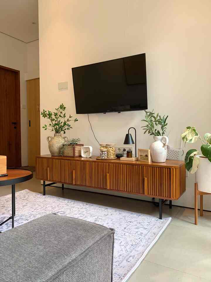 Memiliki rumah yang nyaman adalah impian setiap orang, karena rumah menjadi tempat pulang & berkumpulnya anggota keluarga. Beberapa material yang bisa membuat rumah terasa lebih nyaman : 
1. Penggunaan karpet yang lembut. Ini akan membuat kaki terasa hangat & nyaman
2. Menggunakan lantai SPC. Selain membuat rumah menjadi lebih estetik, lantai spc juga membuat lantai menjadi lebih hangat, tidak licin, dan nyaman di kaki
3. Pilih furniture dengan material kayu
4. Pilih cat dinding dengan warna yang hangat
5. Sediakan bantal sofa untuk bersantai didalam rumah
6. Tambahkan tanaman hijau
7. Pilih sifa yang empuk & nyman
8. Pilih dekorasi dinding yang minimalis, agar dinding tidak terlihat polos
9. Pilih pencahayaan ruangan yang hangat

#inspirasidekorasirumah
#rumahnyaman
#inspirasihomestyling
#lantaispc
#karpetlembut
#lukisaninterior 
