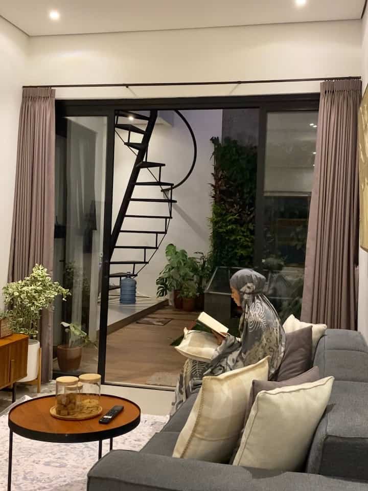 Waktu subuh di ruang tamu ini selalu bikin hati tenang, suasananya bener-bener sejuk & nyaman. Cocok banget untuk me time, baca Al Quran. 

#sofamodular 
#coffetable
#momendirumah
#inspirasidekorasi
#ruanganfavorit