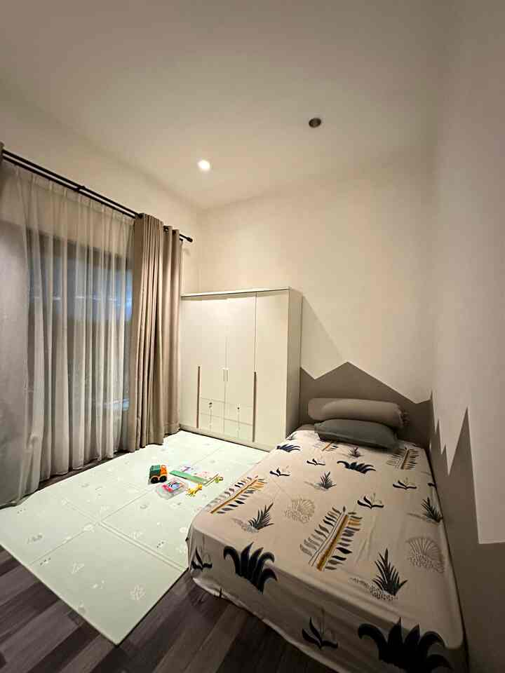 Hi semua,

Area kamar anak ini dibuat ramah anak yaitu diantaranya dengan menggunakan cat antibacterial .

Lalu karena kami masih mempunyai balita, sehingga kamar anak ini tdk menggunakan dipan, namun kami letakkan playmat agar anak lebih nyaman saat bermain dinawah kasur.

Dan juga untuk lemari, kami custom tidak menggunakan kaca, agar lebih aman.

Semoga menginspirasi ya ♥️

#lantaiparquet #catantibacterial #lampuoutbow #rumahramahanak #materialramahanak #furniturramahanak 