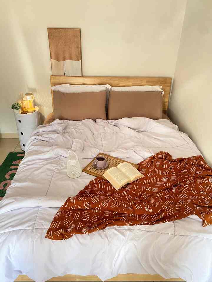 Semenjak jadi Ibu, Me time adalah waktu yg sangat ditunggu tunggu, bisa relax sebentar aja itu udah happy bgt 🫶🏻 biasanya di siang hari saat anak anak tidur siang aku suka spent time di kamar sambil baca buku dan minum teh gak lupa nyalain speaker untuk dengerin lagu 😊

Inilah waktu untuk recharge tenaga dan mood 🫶🏻

#spreikasur #tempattidurminimalis #throwblanket #innerduvet #wallart #mejanakas #speakerbluetooth #cangkiraesthetic #lamputidur #momentdirumah #inspirasidekorasi #ruanganfavorit