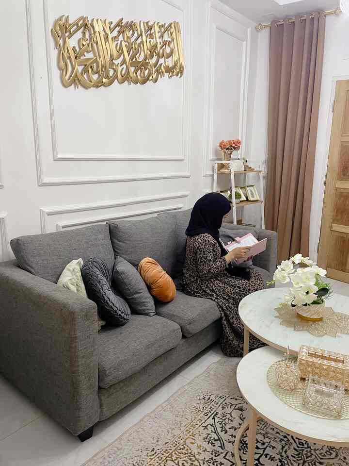 Dirumah ini yang jadi tempat favorit aku itu di ruang tamu ini selalu bikin hati tenang. Karpet lembut, sofa cozy, dan
lampu gantung minimalis bikin momen sore jadi lebih spesial #catdinding #lantaigranit #sofa #nightvibes #minimalis #rumahidaman #spotfavorid  #KitchenSet 
#KitchenSetMinimalis #PlavonPVC 
#WarnaCatRumah #WallpaperDinding 
#WallpaperEstetik #Cat
#MomenDiRumah
#InspirasiDekorasi
#RuanganFavorit
