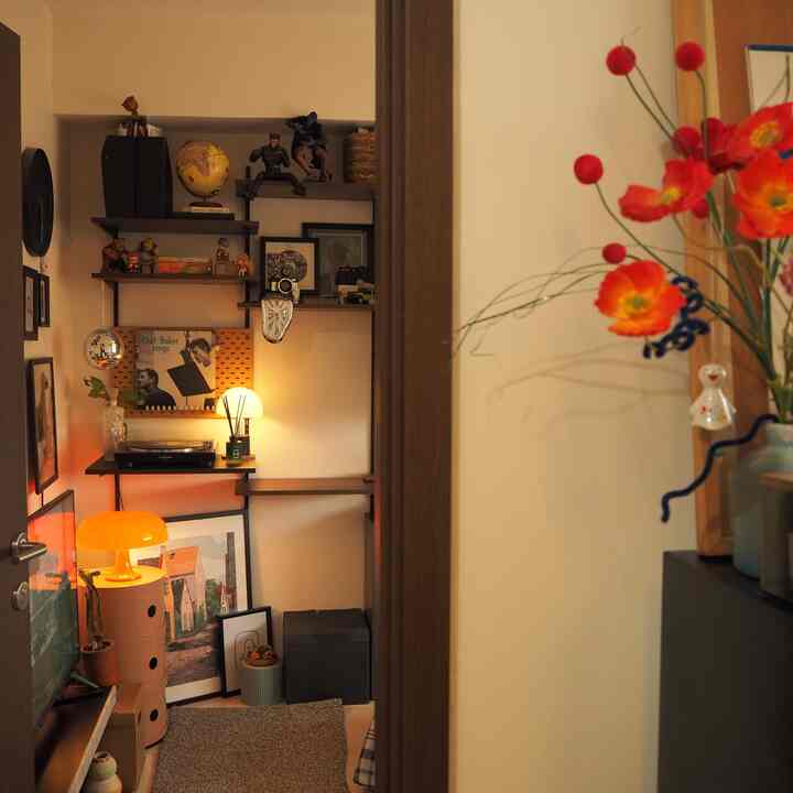 Tips dari pengalaman pribadi untuk mendekor rak dinding, salah satunya adalah Kombinasi Fungsi dan Estetik, Gabungkan barang dekoratif seperti lampu kecil, action figure (mainan), atau tanaman kecil dengan barang fungsional seperti buku, kotak penyimpanan, atau jam.
Lalu Atur dekorasi dalam kelompok kecil, misalnya tiga benda dengan ukuran dan bentuk yang berbeda, untuk menciptakan keseimbangan visual. 
Tidak lupa pula Mainkan Tinggi dan Tekstur
Variasikan tinggi benda dekoratif (misalnya, gabungkan bingkai foto besar dengan benda kecil seperti patung mini).
Oh iya benda2 dekorasi gak perlu yang mahal, 
Dekorasi bisa dari benda koleksi, atau barang sentimental untuk menciptakan rak yang lebih personal. ❤️✨

#rakdinding
#lacipenyimpanan
#lampuhias
#hpltaco
#pegboard
#selasarapt

#InspirasiDekorasiRumah #RumahNyaman #InspirasiHomeStyling
