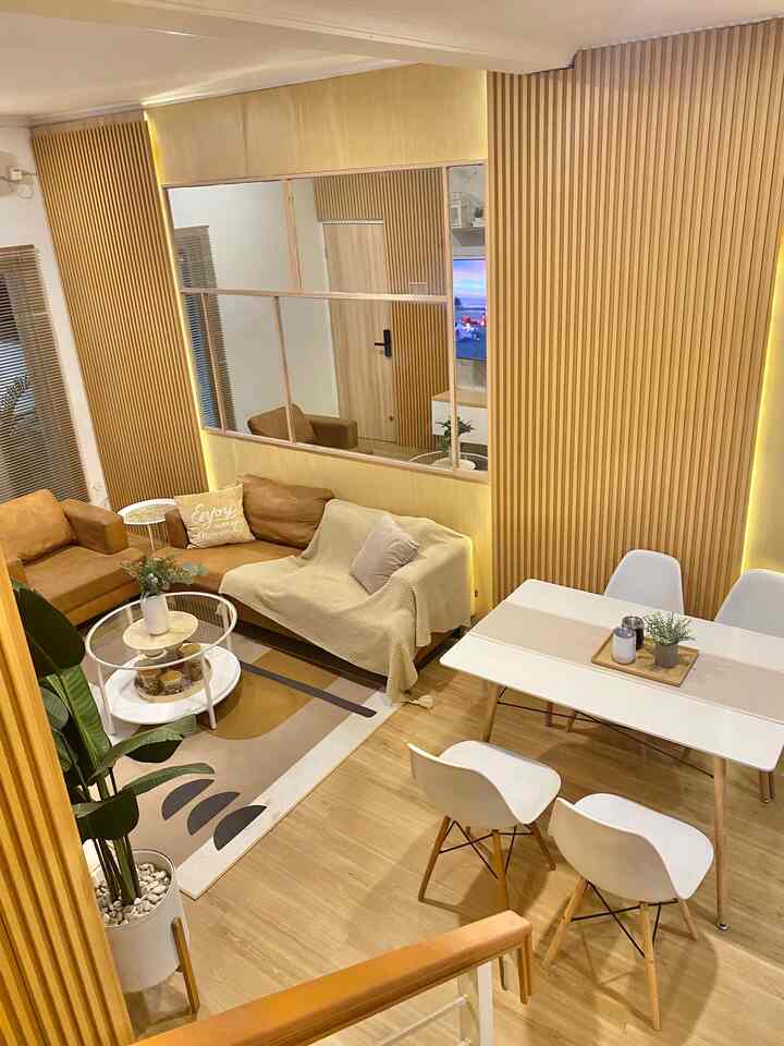 Halo semuanya, awalnya dinding di area ruang tamu ini hanya dinding polos aja dengan cat yg berwarna putih. Agar memberi kesan lebih nyaman aku mendekor area dinding ini dengan wallpanel motif kayu agar memberikan kesan lebih hangat dan dapat memberikan kenyaman pada saat berkumpul bersama keluarga. 😊


#InspirasiDekorasiRumah
#RumahNyaman
#InspirasiHomeStyling
#Wallpanel
#DekorasiRuangTamu
#InspirasiRuangKeluarga