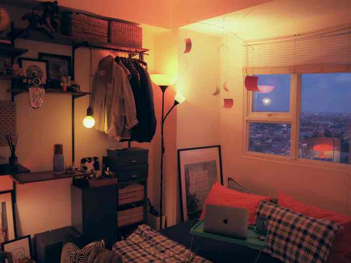Moment terbaik itu ketika langit senja terlihat dari jendela apartement. Ini best moment banget ✨ apalagi didukung dengan lampu yg warm menyinari kamar. Suasana makin syahdu.

#venetianblind
#lampulantai
#lampugantung
#sarungduvet
#MomenDiRumah
#InspirasiDekorasi
 #RuanganFavorit
#selasarapt
#nightvibes