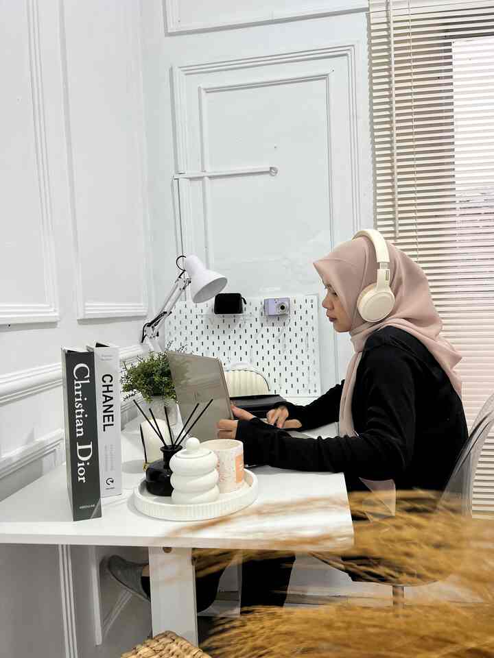 Tempat favorit atau tempat me time aku yaitu di ruang kerja ini. Tempat mencari inspirasi dan santai sejenak menikmati music sambil nonton drakor atau scroll medsos, tanpa ada yang mengganggu. 
#RuangKerja #MomenDiRumah #InspirasiDekorasi #RuanganFavorit #TempatMeTime 