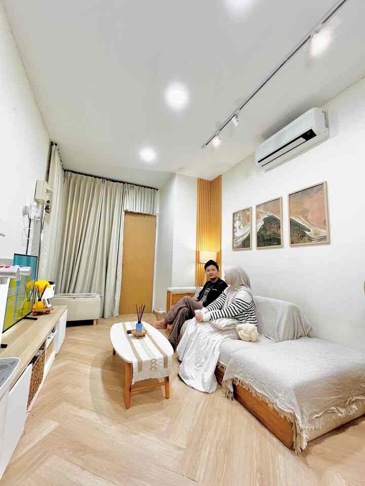 Moment Favorite di Rumah Ourlilhouse

Moment favorit kami dirumah adalah quality time bersama keluarga kecil kami di ruang keluarga. Walaupun minimalis tetapi cukup nyaman, dikarenakan penataan interior dan ambience ruang yang hangat☺️💛✨

#Momendirumah #InspirasiDekorasi #RuanganFavorit #Livingroomideas #livingroominterior #inspirasidesain