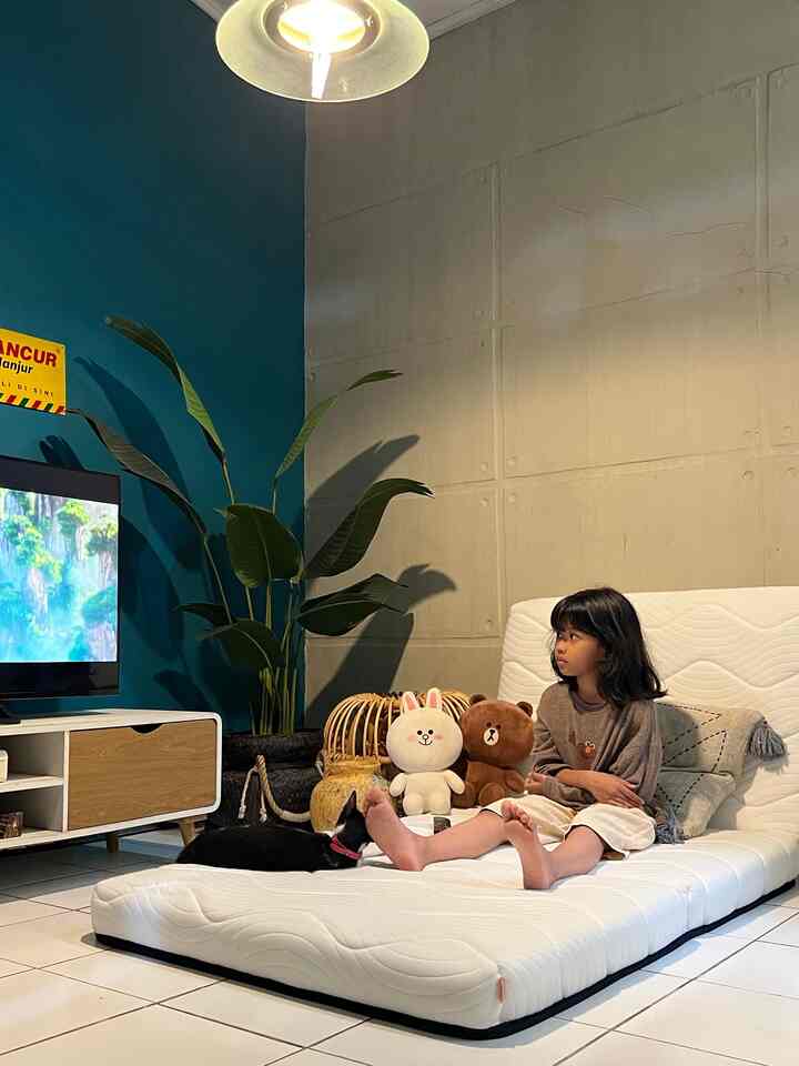 Ruang keluarga 👋🏼👨‍👩‍👧
Di ruangan ini banyak aktivitas anak & keluargaku untuk berkumpul. Dari mulai nonton film yg lagi hits, main ma anabul, tempat reban juga bisa.

Untuk material di ruangan ini, 
Sengaja aq pilih buat yg banyak aktifitas di lantai. Menyesuaikan kebiasan fav keluarga yg doyan lesehan. Di sini juga gak ada sofa.

Rak tv ujung2nya sudutnya melingkar agar aman untuk anak. Home accesories pun dari bahan natural seperti rotan, jarang ada keramik2 atau bahan2 yg pecah belah.

#raktv #tvkabinet #kursirotan #kasurlipat #walldecor #lampugantung #kasurkecil #kasurnyaman #rumahramahanak #materialramahanak #furniturramahanak